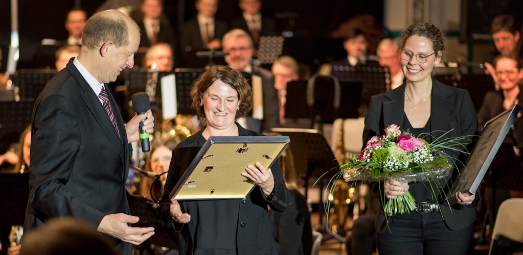 Danke für das Engagement: Reiner Kolhosser ehrt Michaela Kolhosser und Anna Pöhlking für ihre Treue zum Orchester.