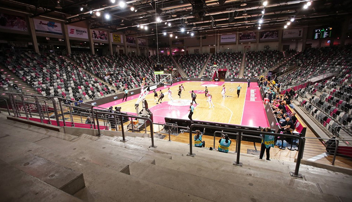 Gähnende Leere im Telekom-Dome: Die Baskets Bonn mussten am Dienstagabend im Champions-League-Playoffspiel gegen AEK Athen auf ihre Fans verzichten. Bonn verlor mit 86:90 – das 0:2 im Best-of-3-Modus, das Aus im Achtelfinale. Foto: BCL