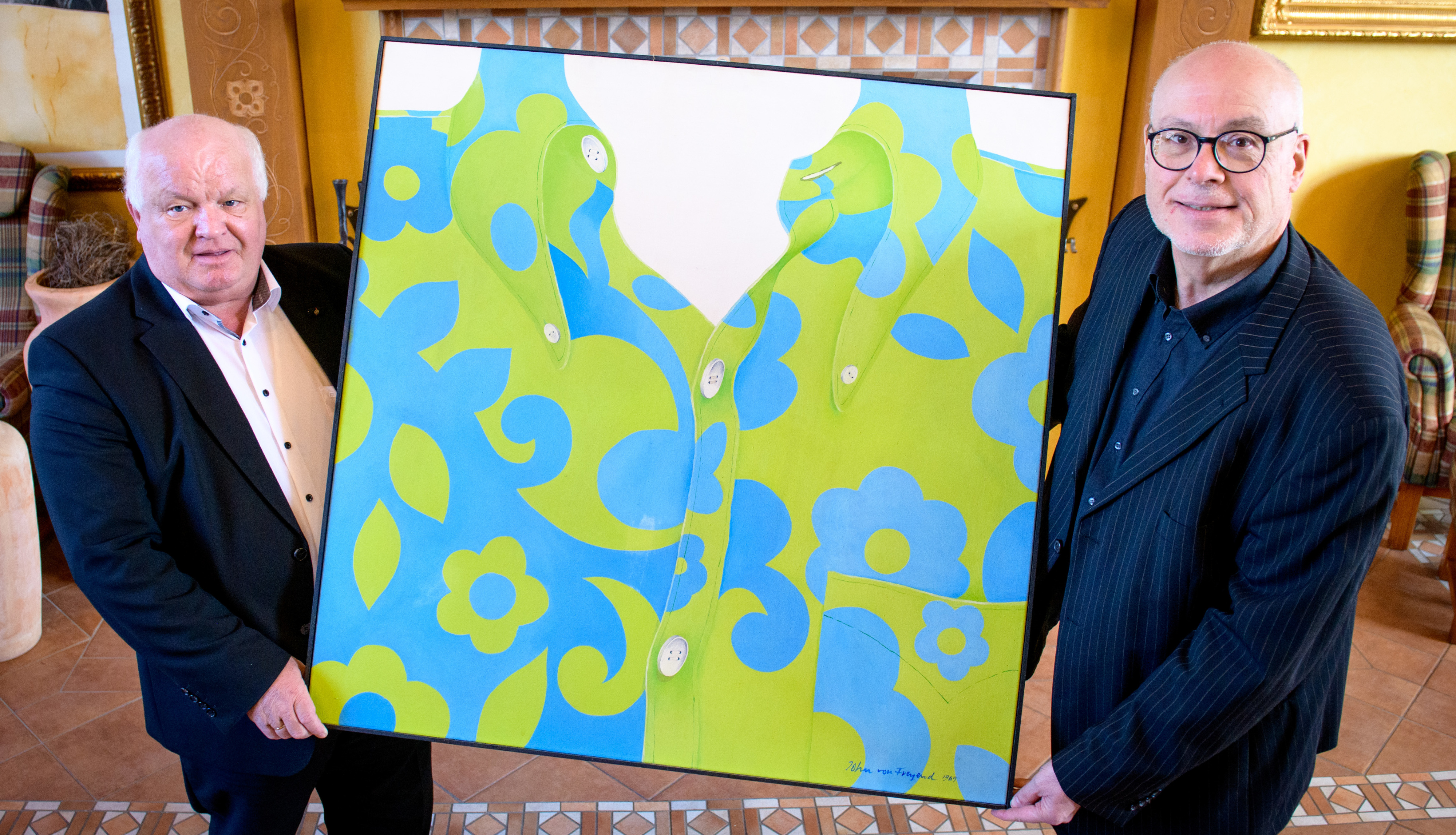 Legendäres Werk: Hans Höffmann (links) und Professor Markus Fauser mit dem Bild „Das Hemd von Rolf Dieter Brinkmann“. Fotos: Chowanietz