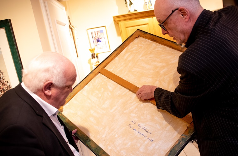 Besonderheit: Markus Fauser (rechts) zeigt Hans Höffmann ein besonderes Detail auf der Rückseite des Bilds, eine Widmung des Künstlers für den langjährigen Eigentümer.