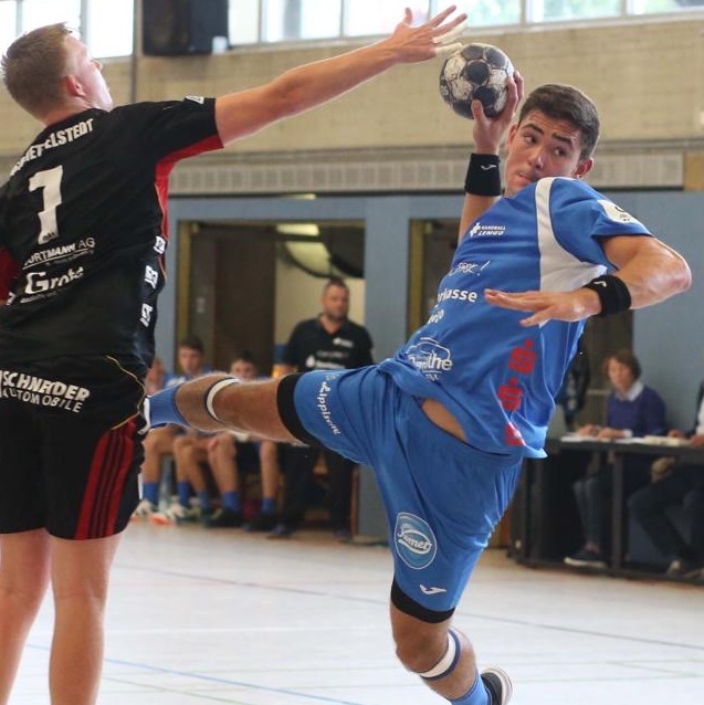Das Tor im Visier: Christian Herzim Einsatzfür die Bundesliga-A-Jugend der HSG Handball Lemgo. Foto: Paul Cohen