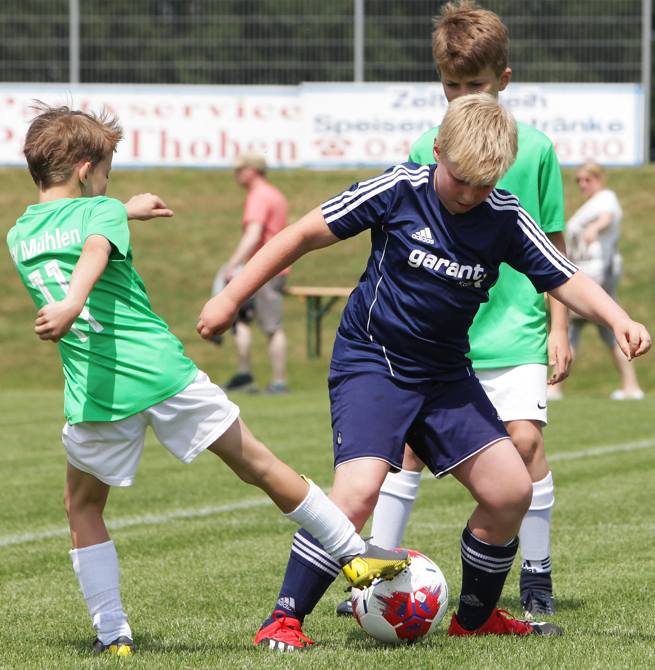Ein Highlight für die Kids: Der OM-Cup für E-Junioren, hier eine Szene vom Spiel zwischen GW Mühlen und TuS Neuenkirchen beim OM-Cup 2019 in Molbergen. Foto: Schikora