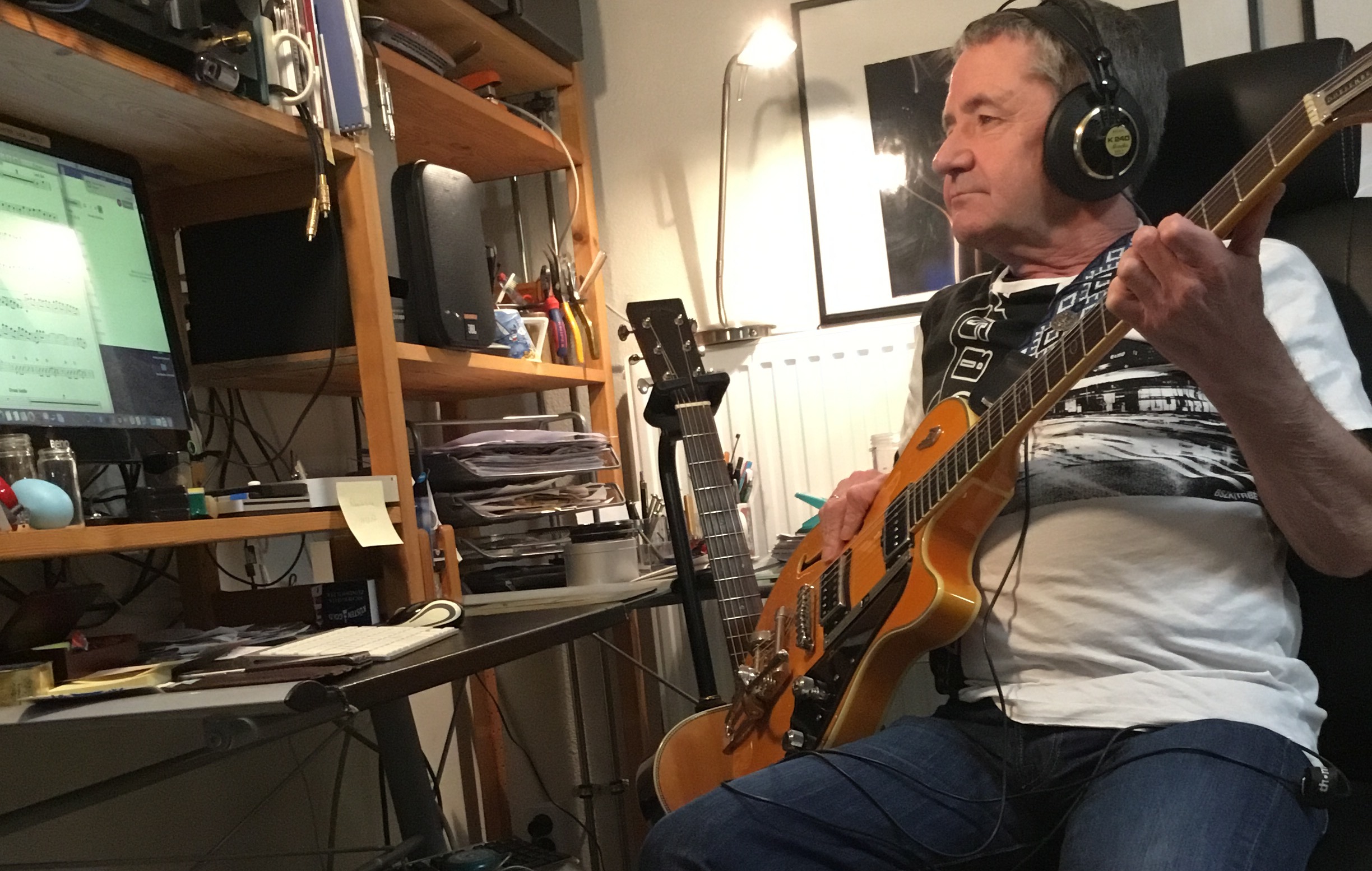 Aus der Schockstarre zum Online-Unterricht: Heere Junker lehrt an der Musikschule Gitarre – aktuell via Skype. Foto: Junker