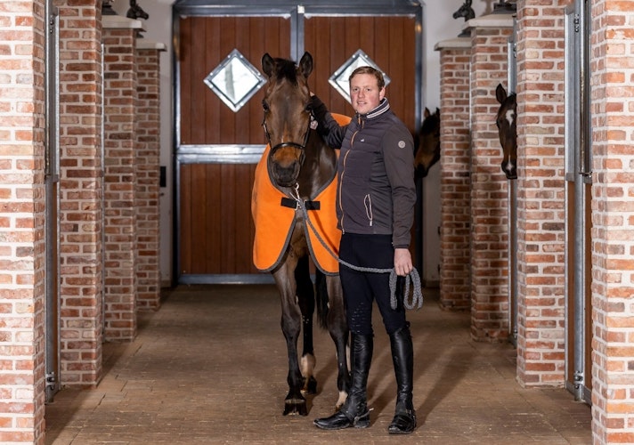 Seite an Seite mit der Königin: Jan Wernke mit seinem Pferd Queen Mary im Langenberger Stall. Foto: Lafrentz