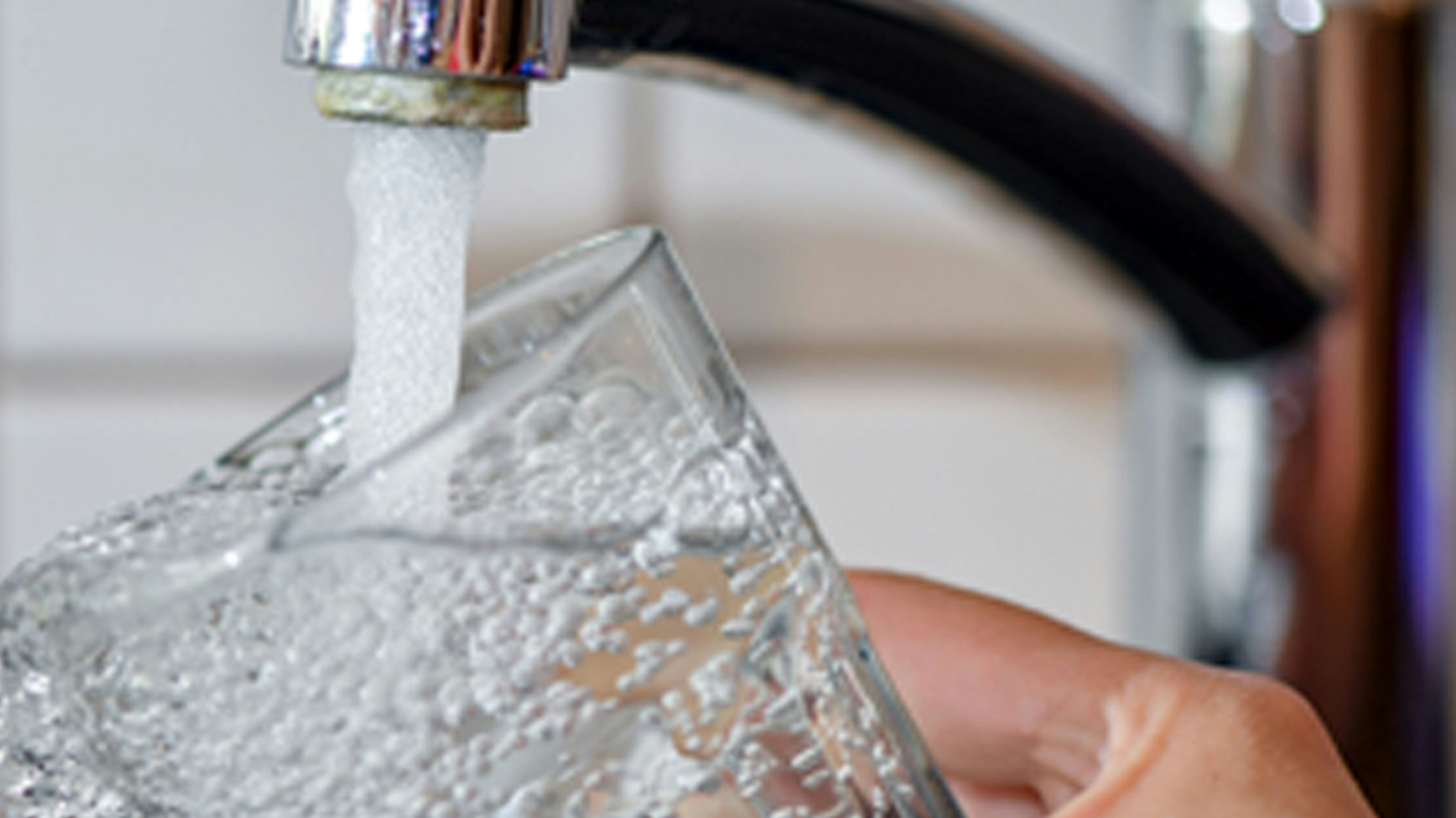 Trinkwasser wird teuer: Laut Beschluss des Stadtrates steigen die Gebühren mit Wirkung zum 1. Januar 2021 von 0,95 auf 1,02 Euro inklusive Mehrwertsteuer pro Kubikmeter. Foto: Patrick Pleul/dpa