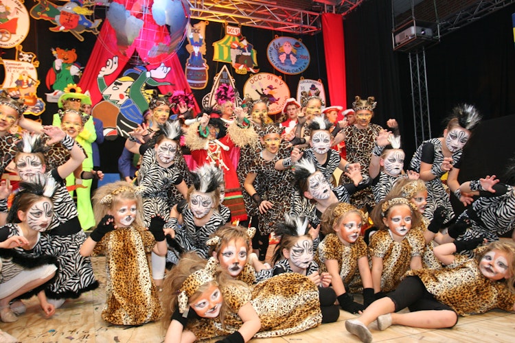 Farbenfrohe Kostüme gehören beim DCC-Kinderclub wie hier bei ihrem Auftritt im Jahr 2011 dazu. Foto: DCC