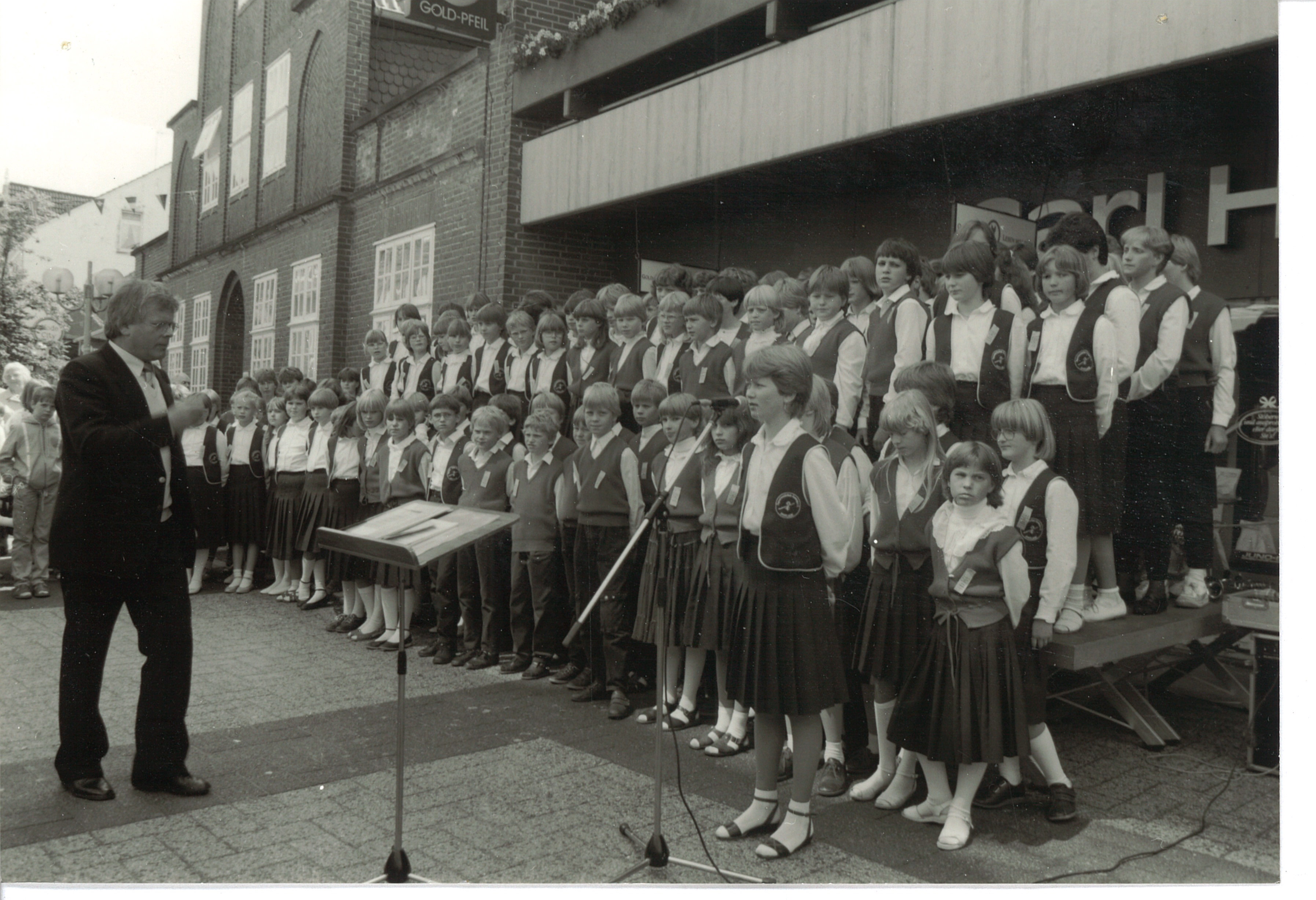 Der Gründer und sein Ensemble: Werner Speckmann leitete jahrzehntelang den Kinderchor der Musikschule Romberg. Foto: Musikschule Romberg