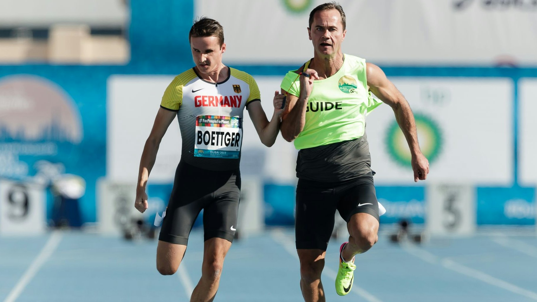 Gemeinsam schnell: Marcel Böttger (links) und Alexander Kosenkow, hier bei den „World Para Athletics Championships“ im November 2019 in Dubai. Foto: Binh Truong/DBS
