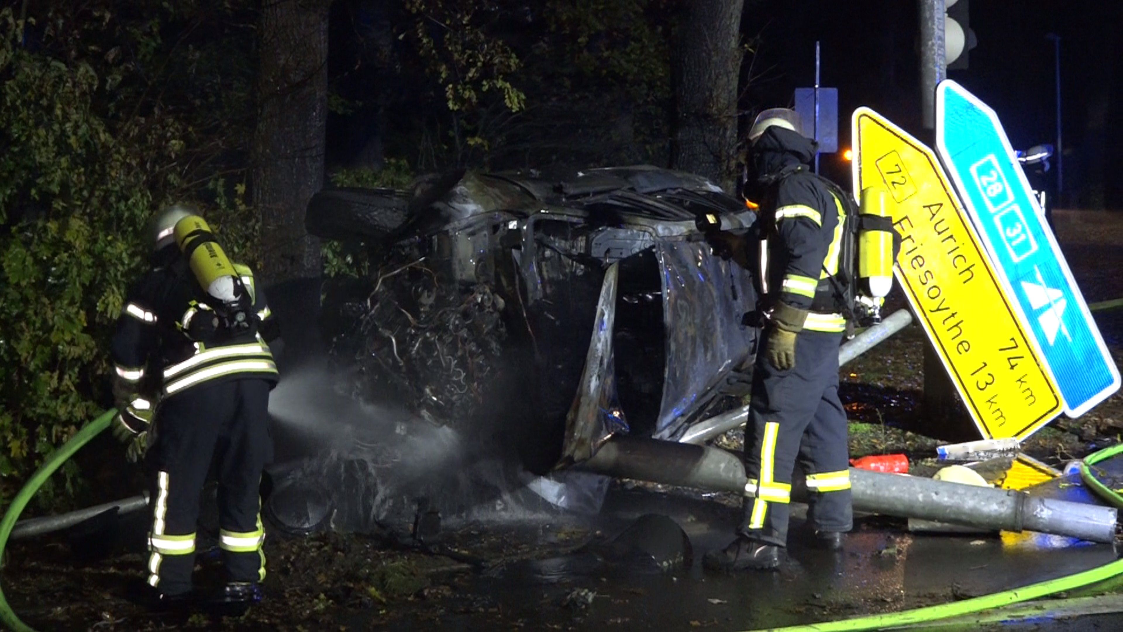 Fahrer rechtzeitig befreit: Das Wrack brannte völlig aus. Foto: Nordwestmedia