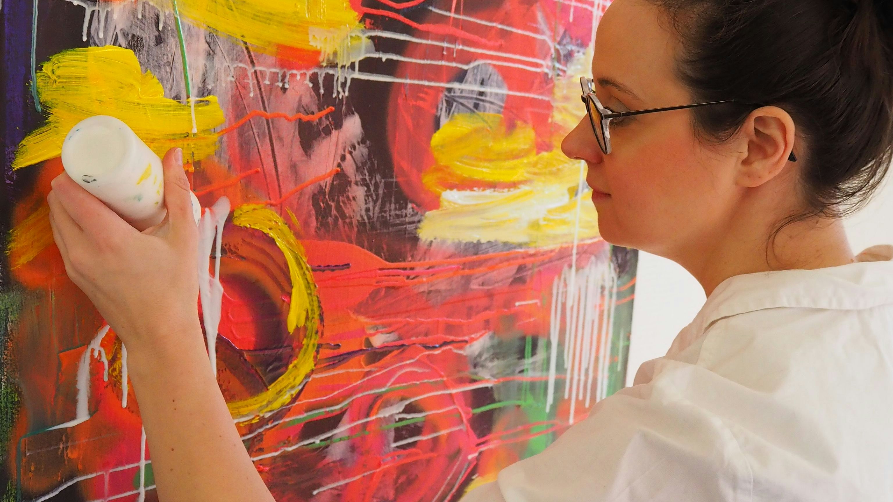 Will ihren Beruf und die Malerei vereinen: Künstlerin Katharina Tegenkamp widmet sich der ganzheitlichen Gesundheitsförderung. Foto: Tegenkamp