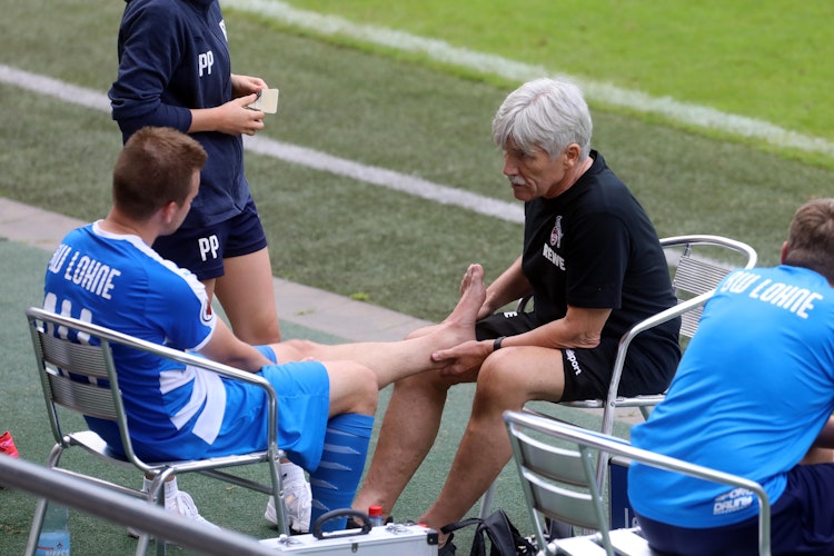 Unglücksrabe: Der verletzte Frank Placke (links) wird von Kölns Mannschaftsarzt Dr. Peter Schäferhoff behandelt. Foto: Bopp