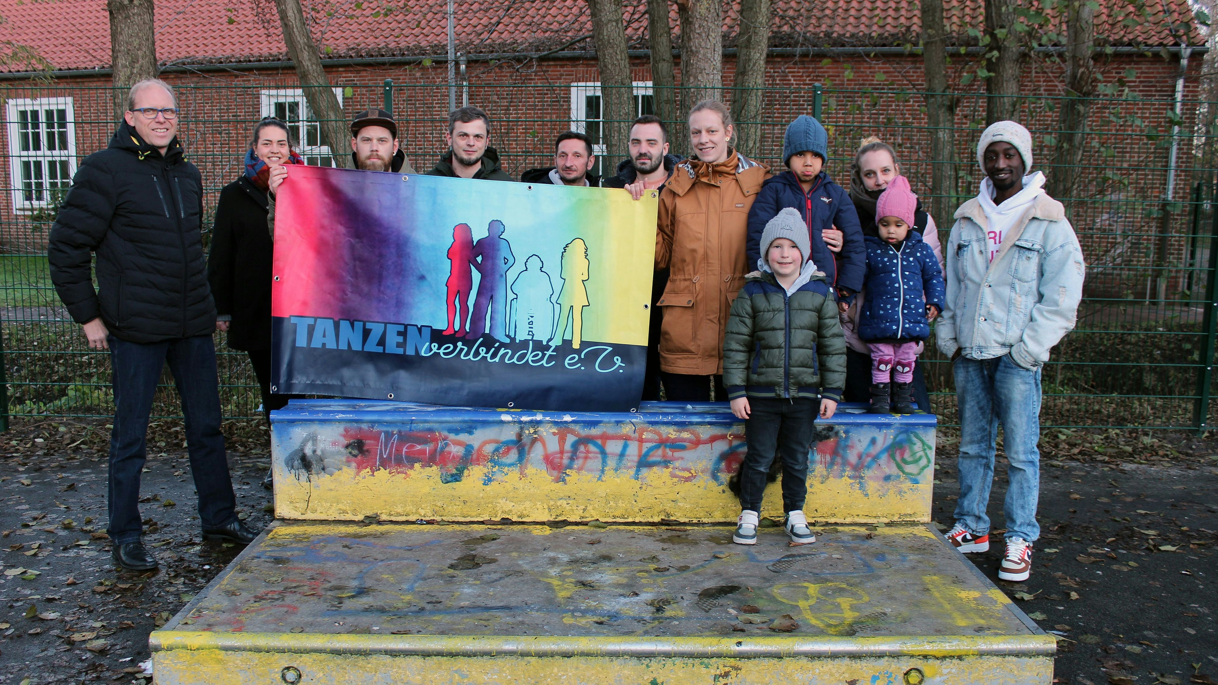Freuen sich: Vertreter des Vereins „Tanzen verbindet“, der Stadt Dinklage und die Jugendlichen. Foto: Westermann