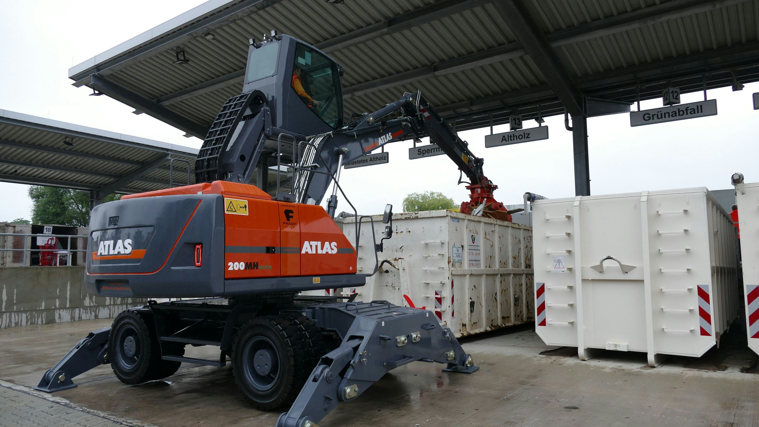 Im 21 Tonnen schweren Umladebagger Atlas 200 MH accu schlägt ein elektrisches Herz. Foto: Maas <br>