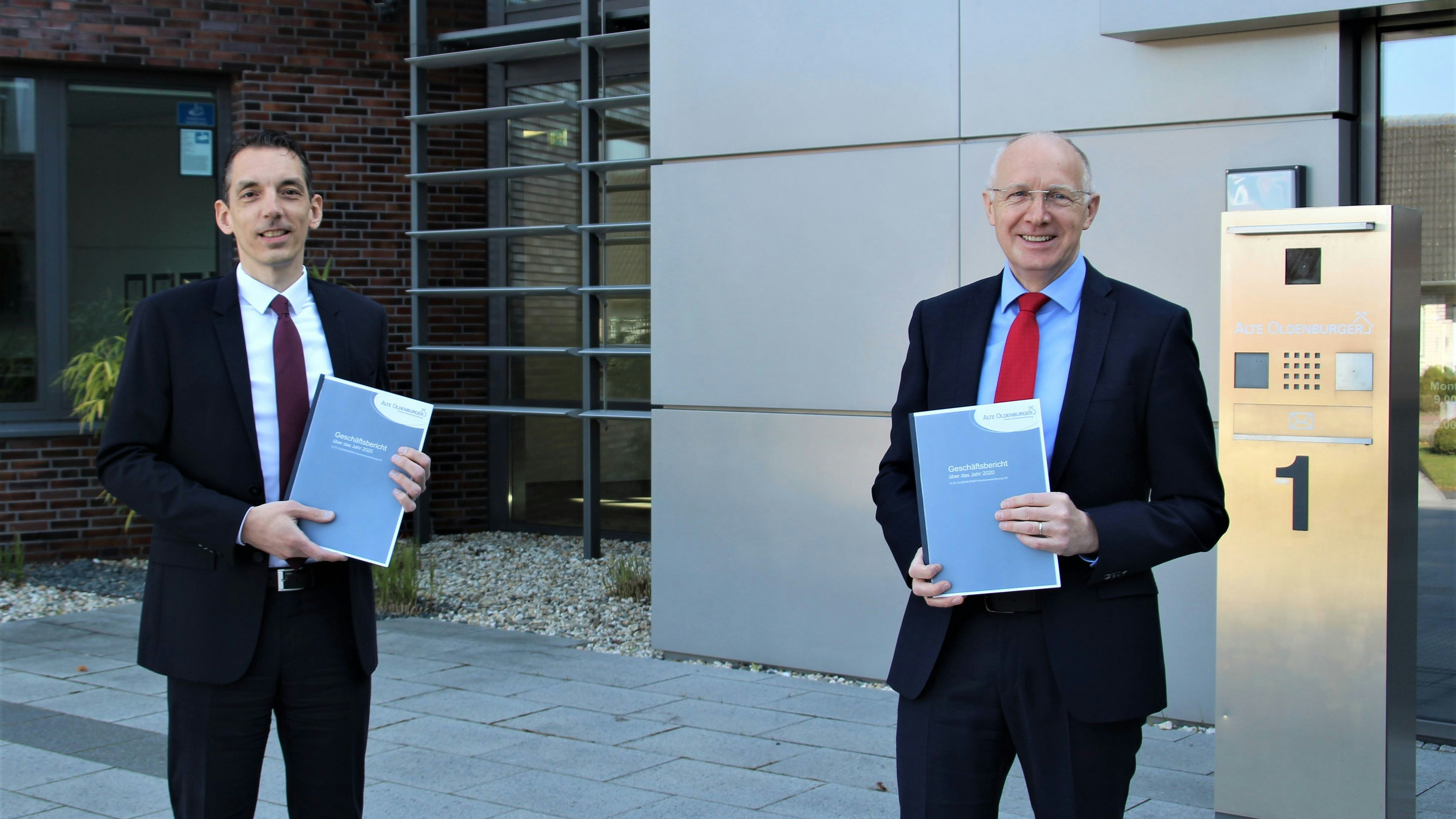 Präsentierten die Zahlen 2020 der Alte Oldenburger: Vorstandsvorsitzender Manfred Schnieders (rechts) und Vorstandsmitglied Dr. Dietrich Vieregge. Foto: Harder