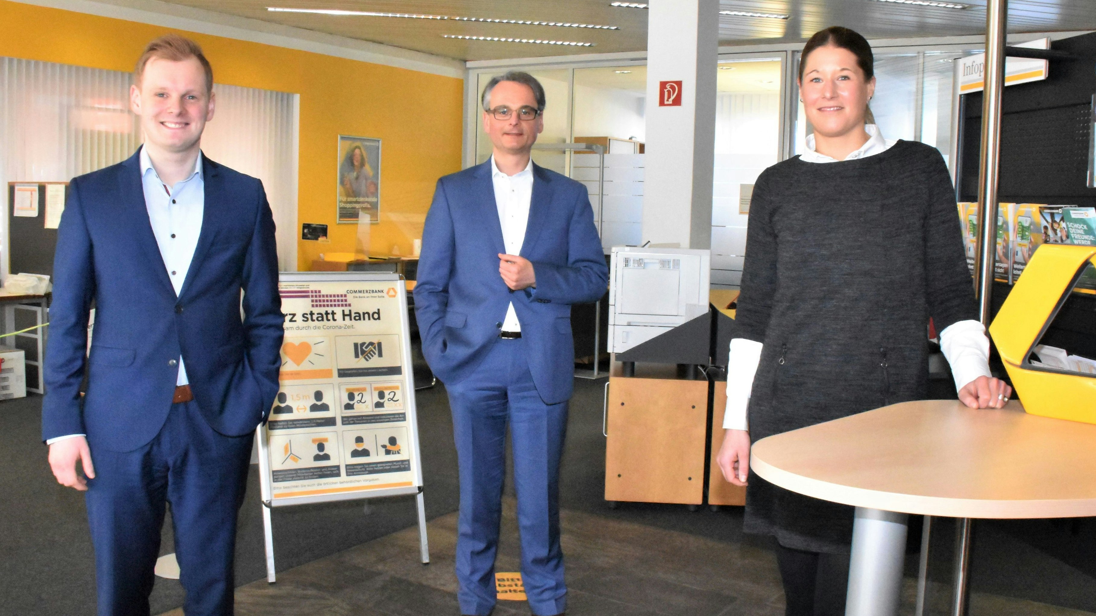 Die Commerzbank macht in Vechta und umzu gute Geschäfte sagen (von links) Andre Winkelmann, André Freitag und&nbsp; Marieke Ellberg. Foto: Kühn