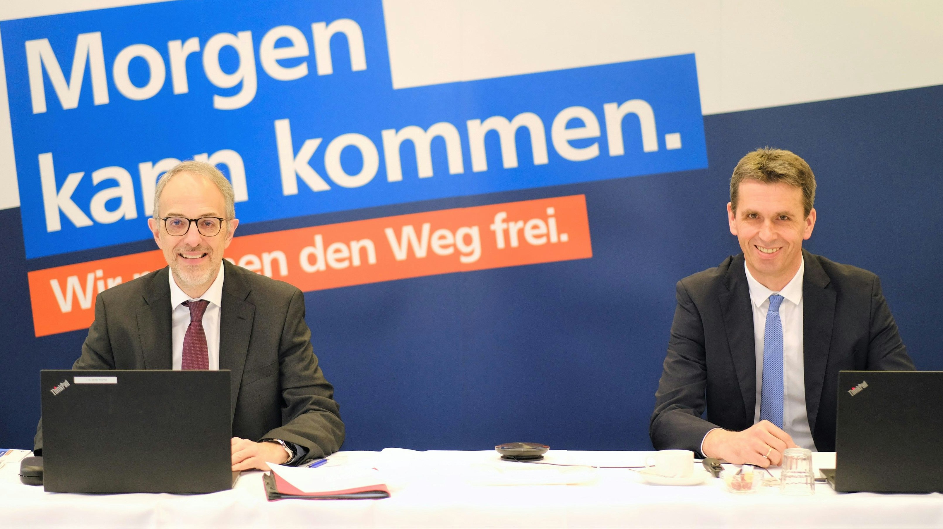 Die Verbandsdirektoren Axel Schwengels (links) und Johannes Freundlieb bei der Online-Pressekonferenz für die Genossenschaftsbanken in Weser-Ems. Foto: Hibbeler