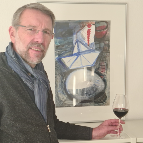 Kunst an der heimischen Wand: Dr. Jörg Sommer gönnt sich einen Rotwein. Foto: Sommer