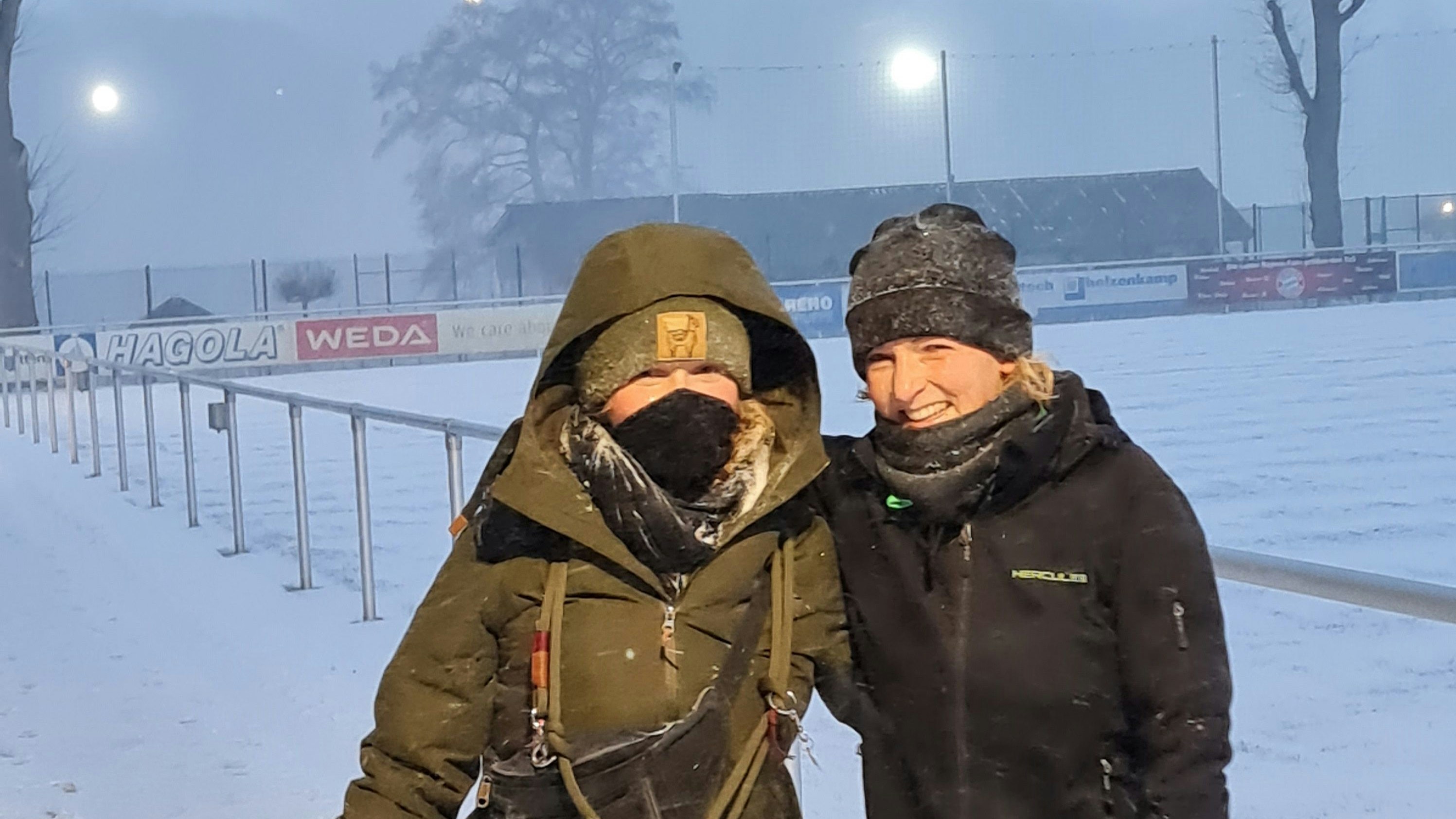 Spazieren im Lutter Winter-Wunderland: Karo (links) und Doro Stania bei der 49-Stunden-Aktion im Februar. Foto: TuS Lutten