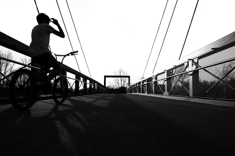 Licht und Schatten: Auch die Brücke am Bahnhof hat Philipp Meiners mit seiner Kamera in Szene gesetzt. Foto: Meiners