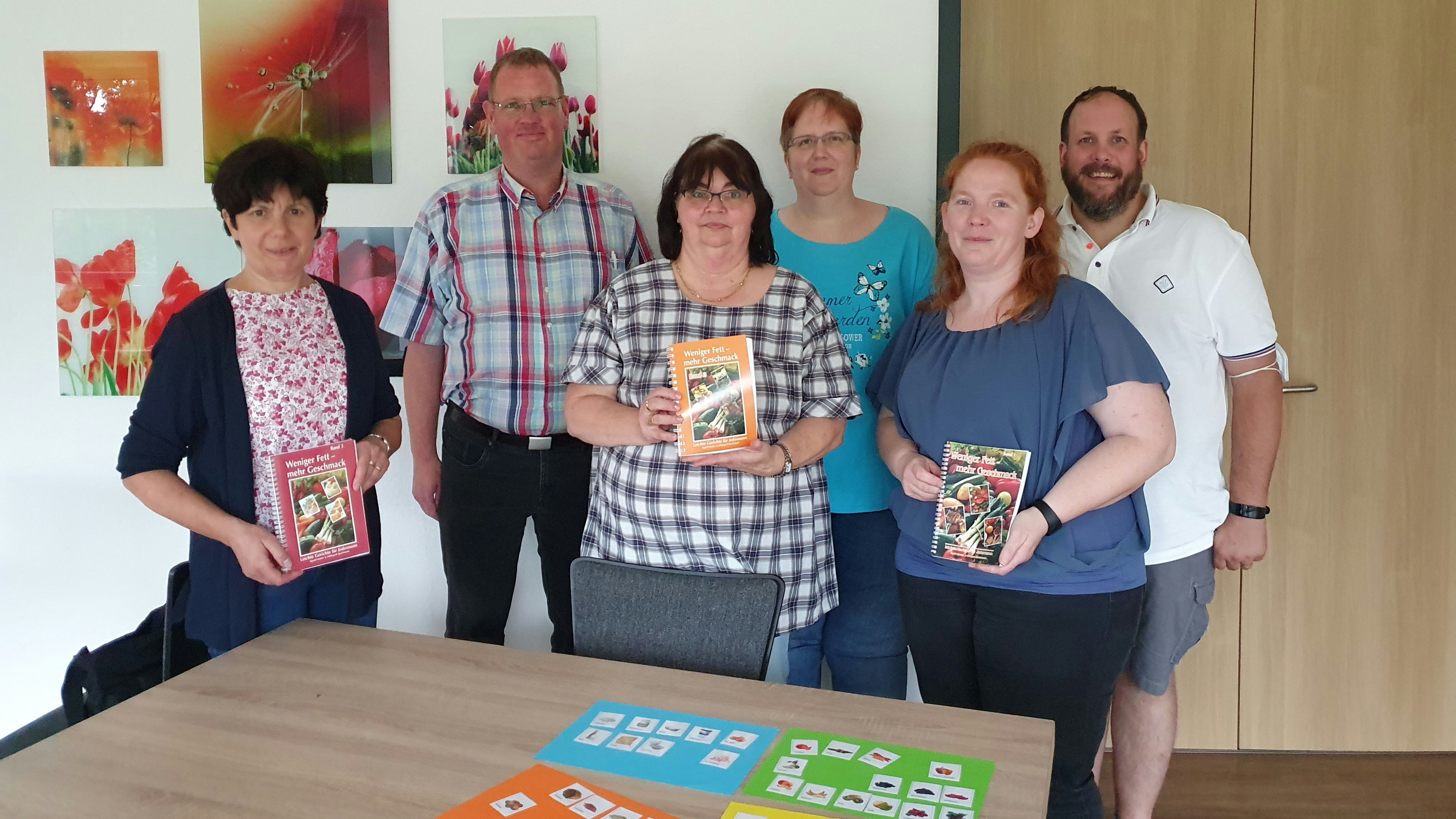 Gut informiert: Expertin Sigrid Lömker (links) überreichte den Mitgliedern der Gruppe "Big Ladys" ihre selbst geschriebenen Kochbücher. Foto: Döring