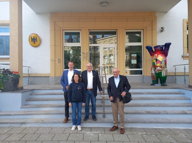 Vor dem Gebäude der Deutschen Botschaft in Vilnius: Sascha Stelmaszyk (von links), Natalie Calado, Georg Hake und Alfons Hoping. Foto: privat