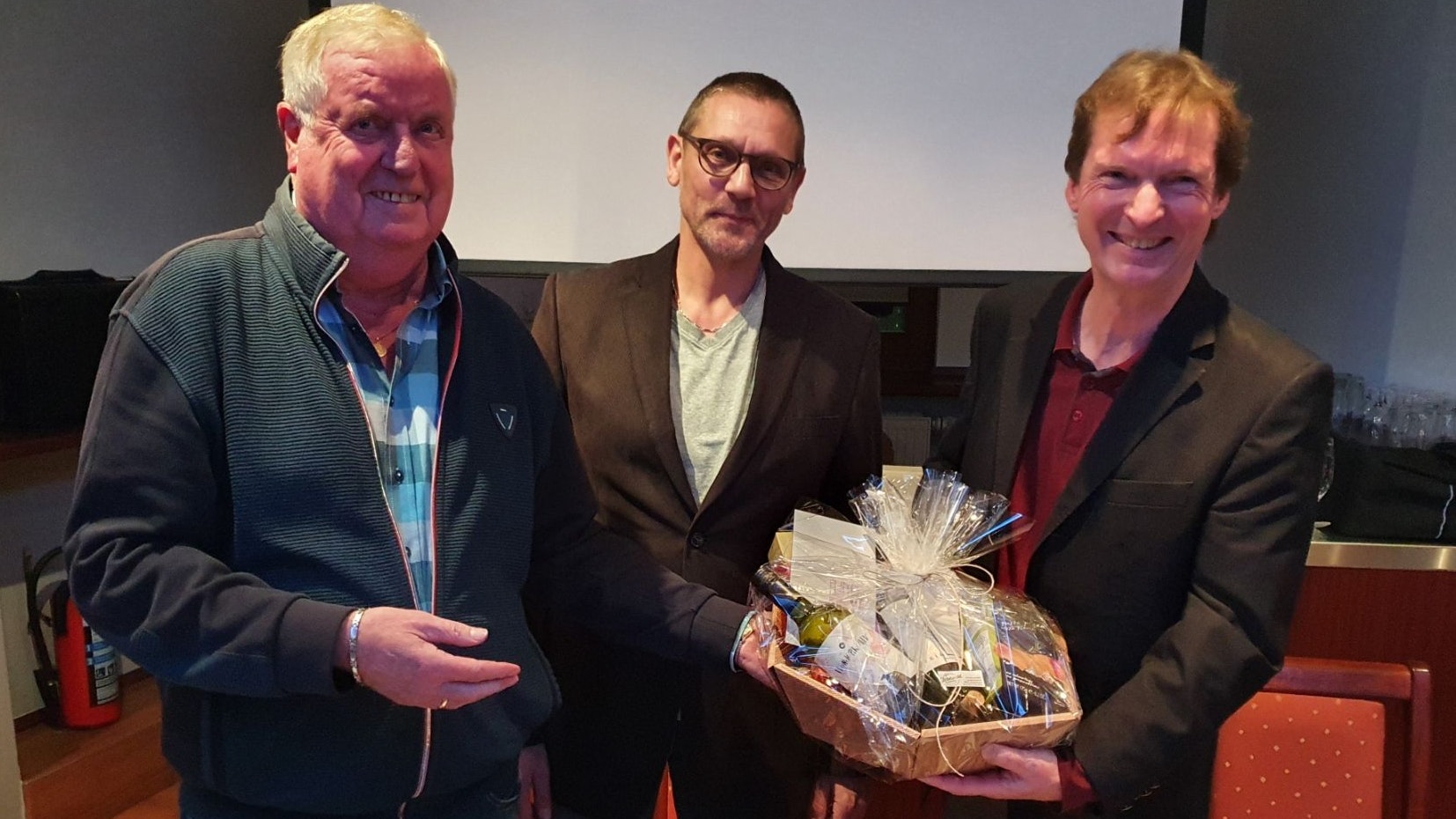 Verabschiedung: Klaus Fangmann und Achim Wach bedankten sich bei Andreas Krems (von links). Foto: Kessens&nbsp;