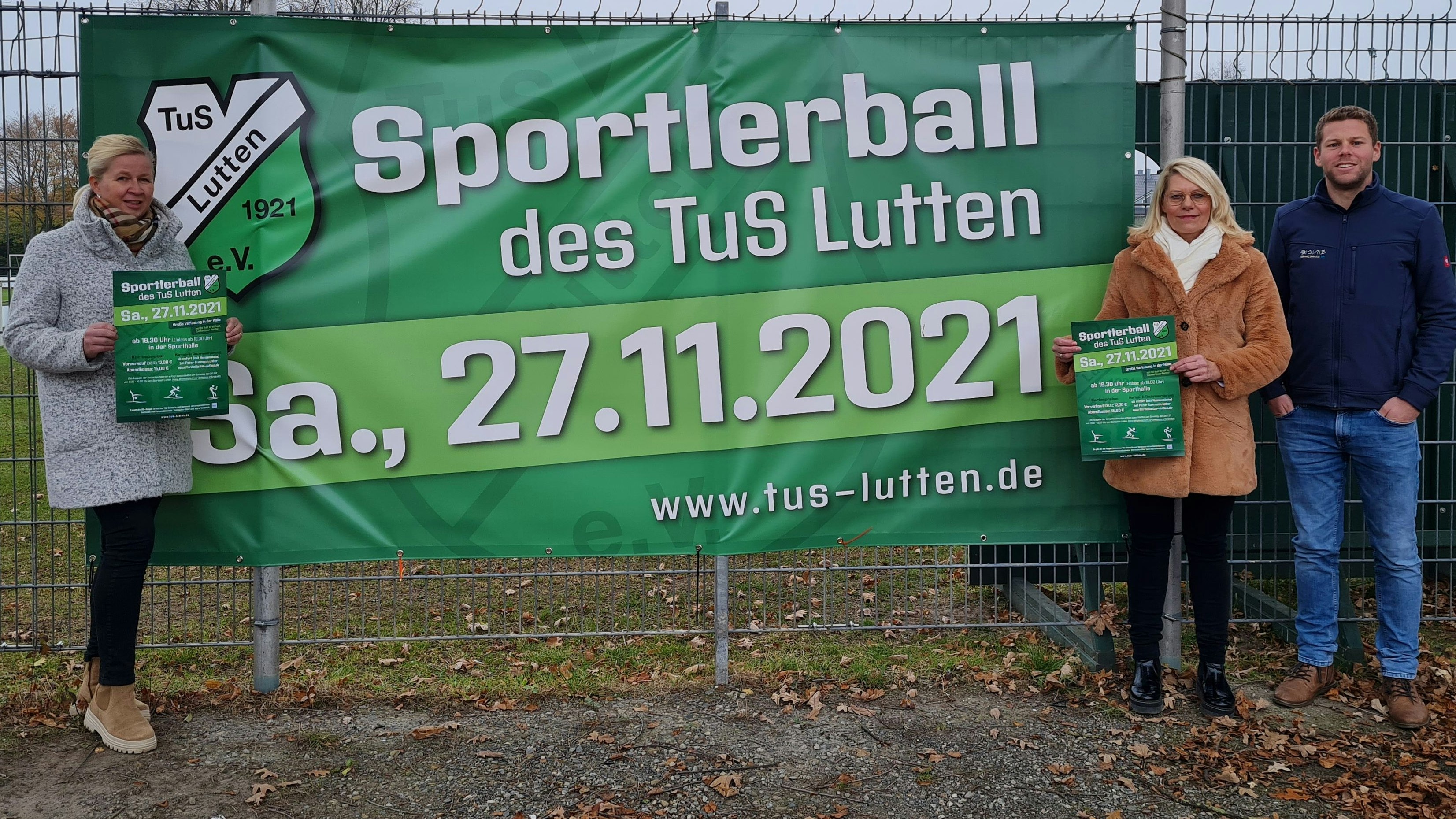 Laden zum diesjährigen Sportlerball des TuS Lutten: Nicole Kühling (von links), Inge Surmann und Jan Kock. Foto: S. Boning