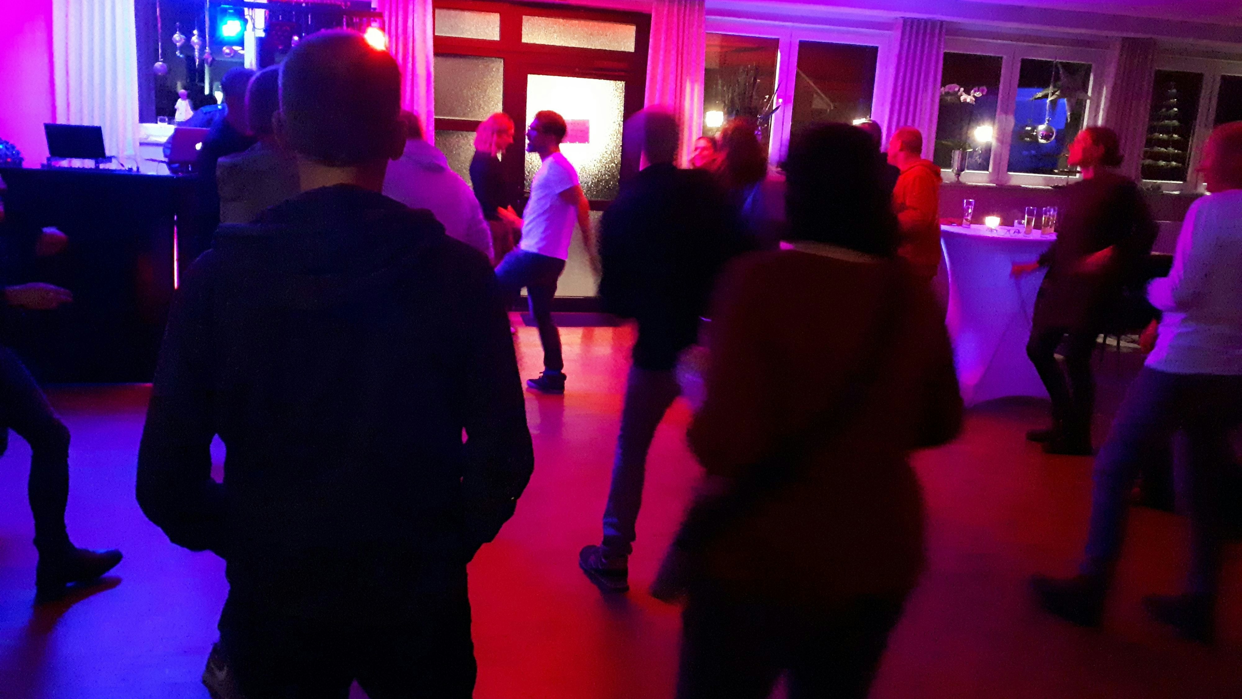 Bis drei Uhr nachts tanzten die Gäste im Dorfgemeinschaftshaus „Zum Schanko“. Foto: Peter Schmitz