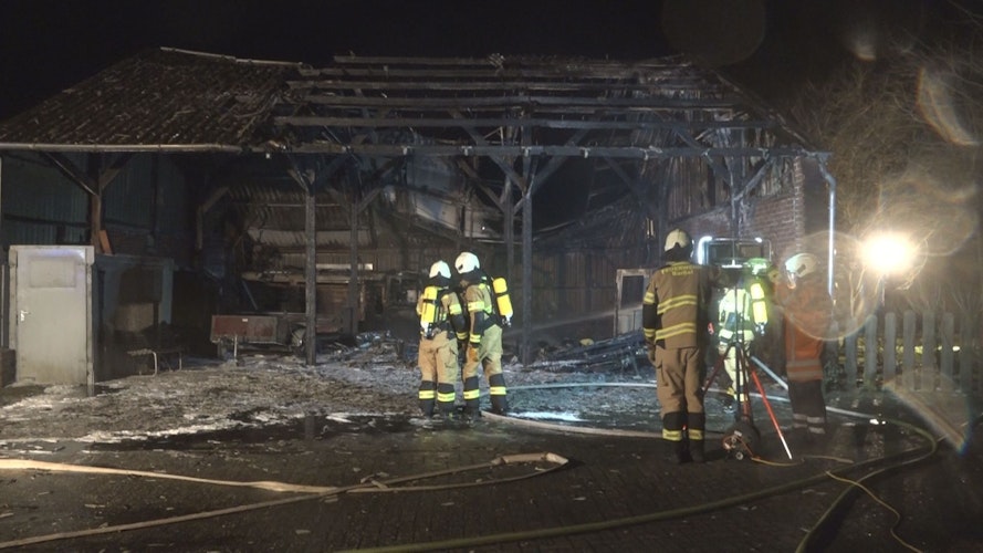 Die Scheune eines Bauernhofes in Barßel ist während des Sturms in Brand geraten. Foto: Nord-West-Media TV
