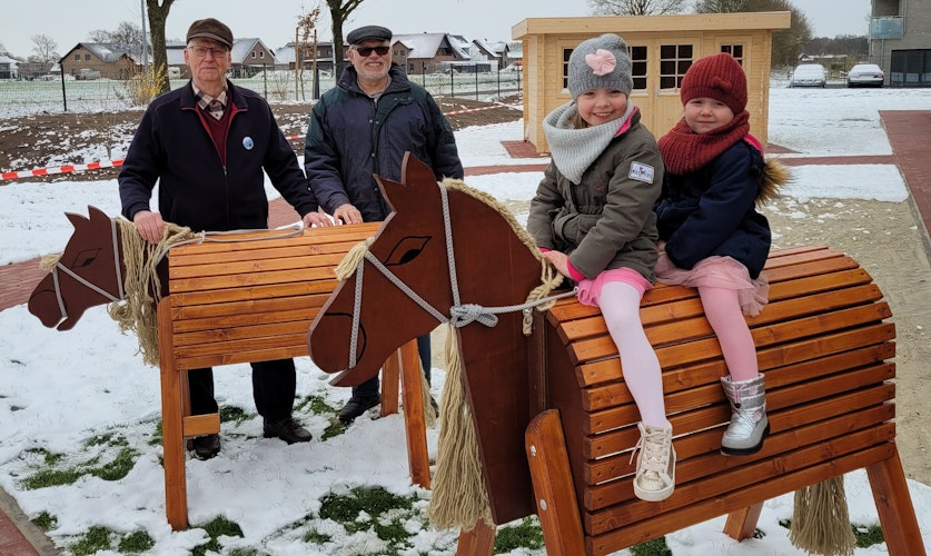 Holzpferde als Geschenk zur Eröffnung: (von links) Josef Ostermann, Werner Lohmann sowie Theresa Lampe und Hanna Schneider. Foto: Stadt CLP