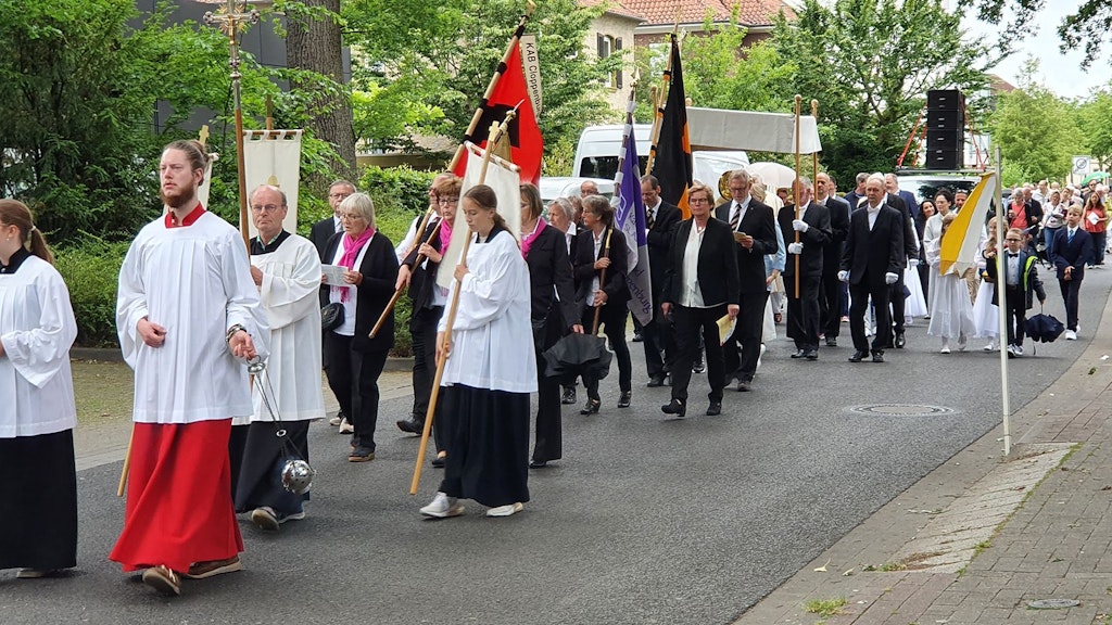 Katholiken feiern das Fronleichnamsfest in Cloppenburg