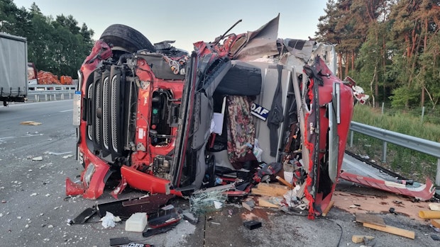 Lkw-Fahrer aus Emstek stirbt bei Auffahrunfall auf der A1