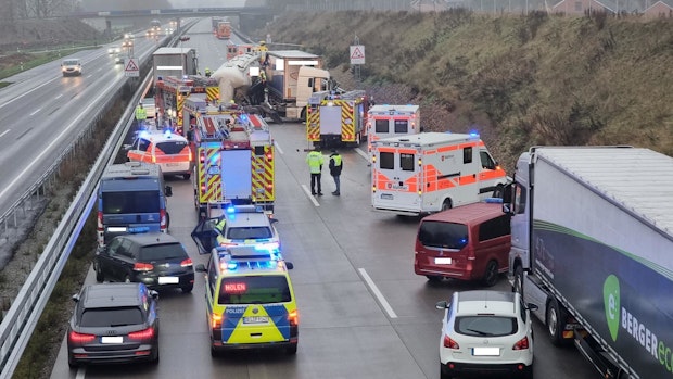 Autobahn 1 voll gesperrt: Schwerer Verkehrsunfall mit drei Lastwagen