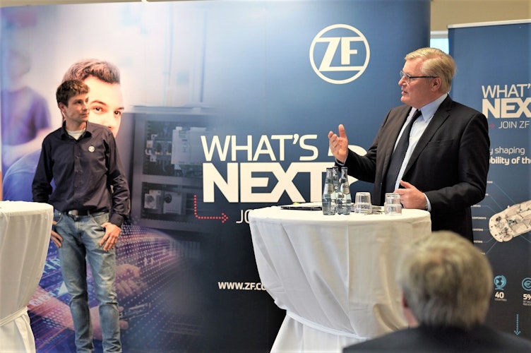 Besuch im konzernweiten Pilotwerk von ZF in Diepholz: Niedersachsens Wirtschaftsminister Bernd Althusmann (rechts) sprach vor Ort unter anderem mit Auszubildenden. Foto: ZF