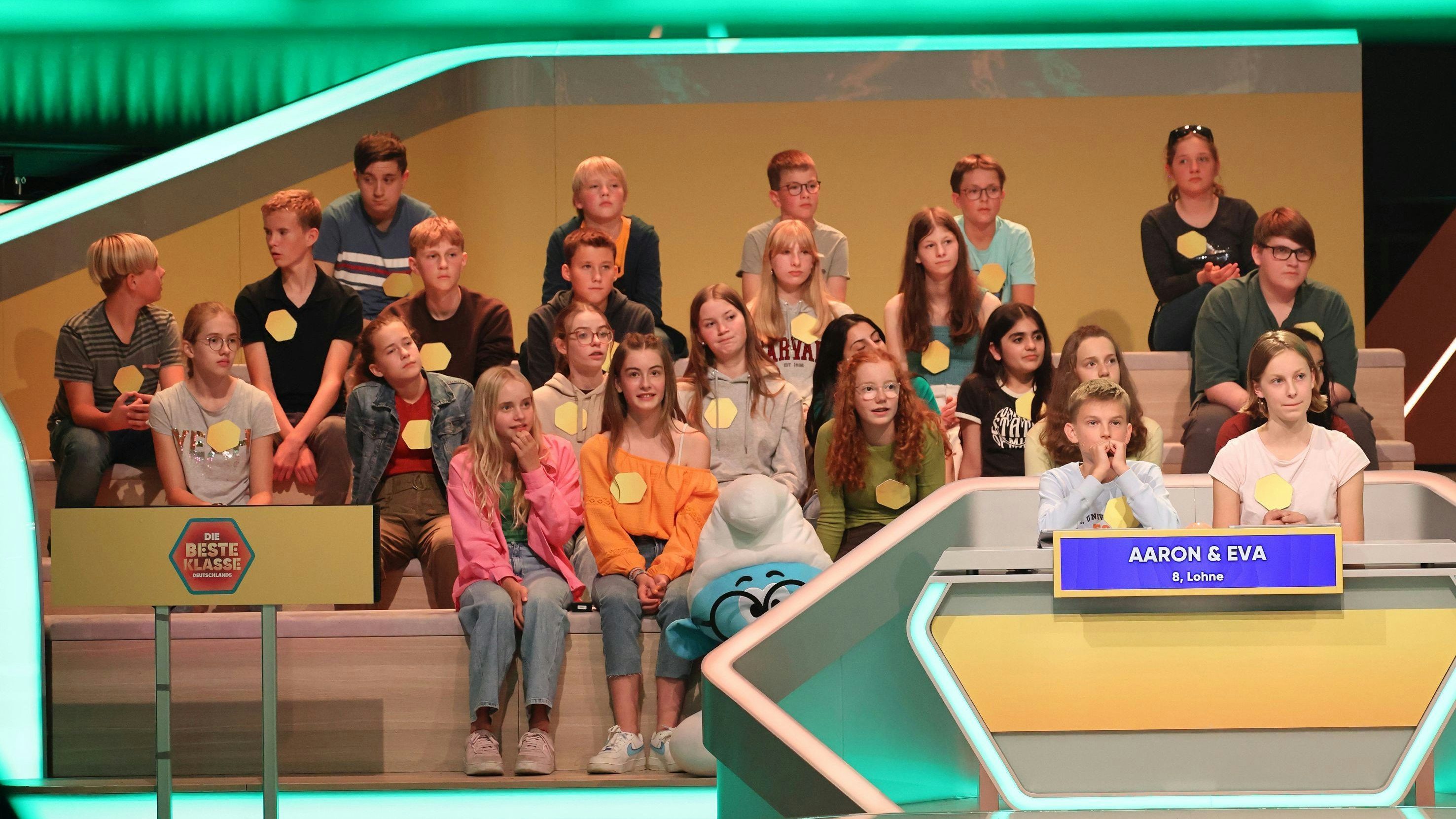 Im Fernsehstudio: Aaron und Eva waren mit ihrer Klasse 8C vom Gymnasium Lohne vor der Kamera für „Die beste Klasse Deutschlands“. Foto: Kika /Becker