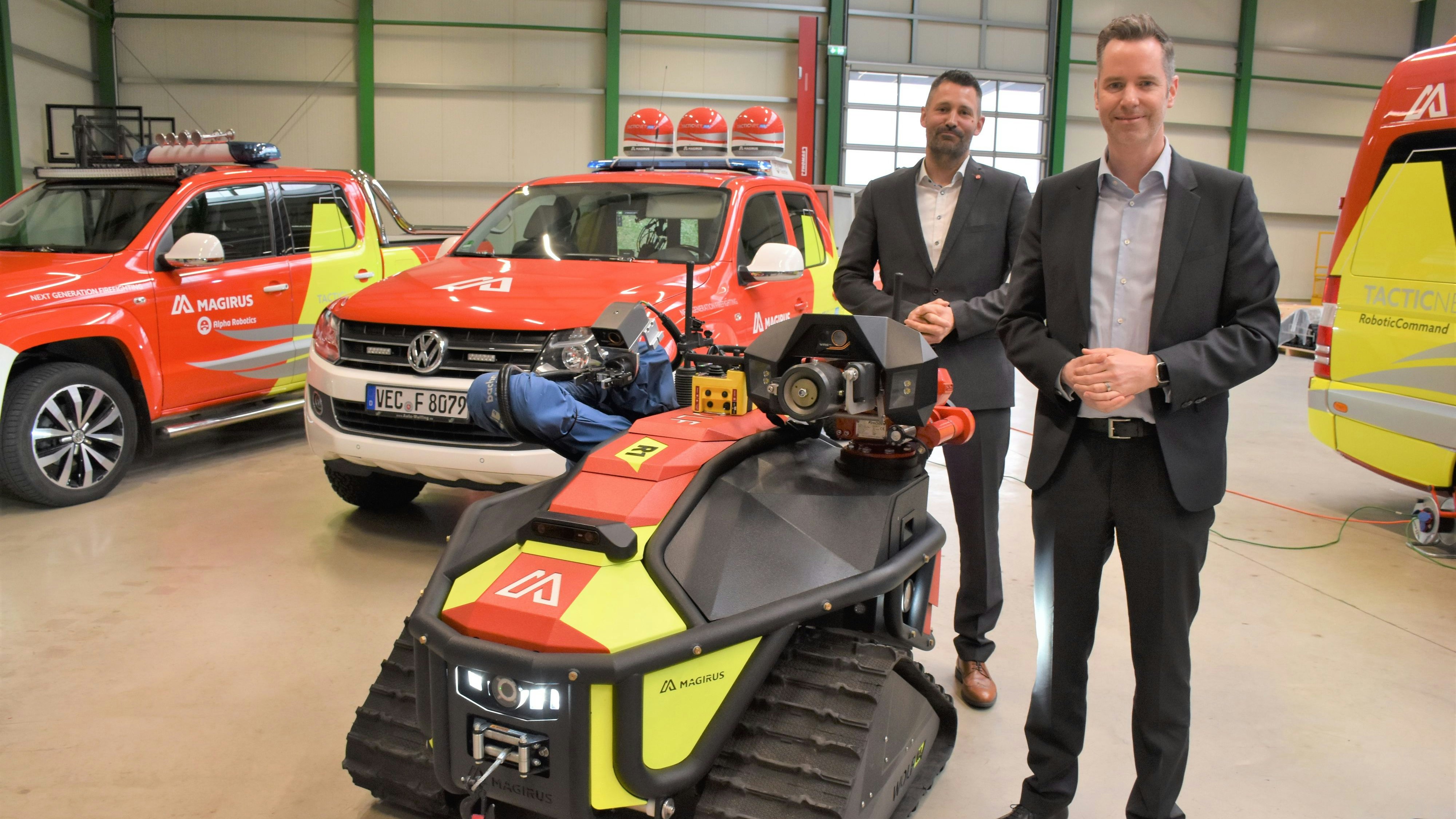 Alpha-Robotics-Chef Oliver Rasche (links) begrüßte Christian Dürr (MdB), den Vorsitzenden der FDP-Bundestagsfraktion an dem in Vechta entwickelten taktischen Einsatzroboter Alpha Wolf. Foto: Kühn