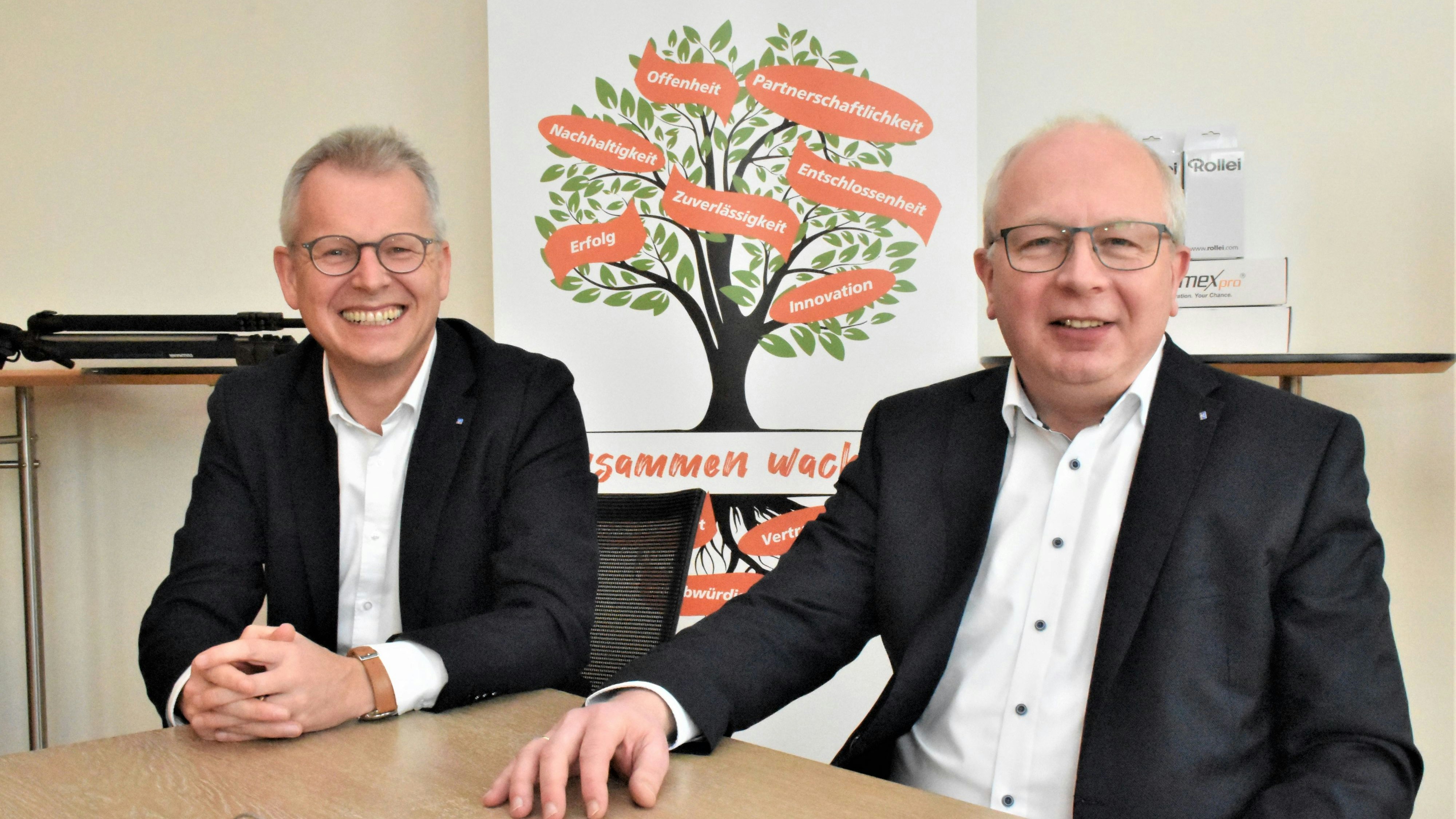 Präsentierten erneut gute Geschäftszahlen: Dr. Martin Kühling (links) und Thomas große Klönne sind die Sprecher der Arbeitsgemeinschaft der Volks- und Raiffeisenbanken im Kreis Vechta. Foto: Kühn