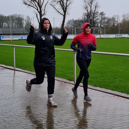 Gute Laune trotz Regen: Sophia Middelbeck und Laura Kühling.