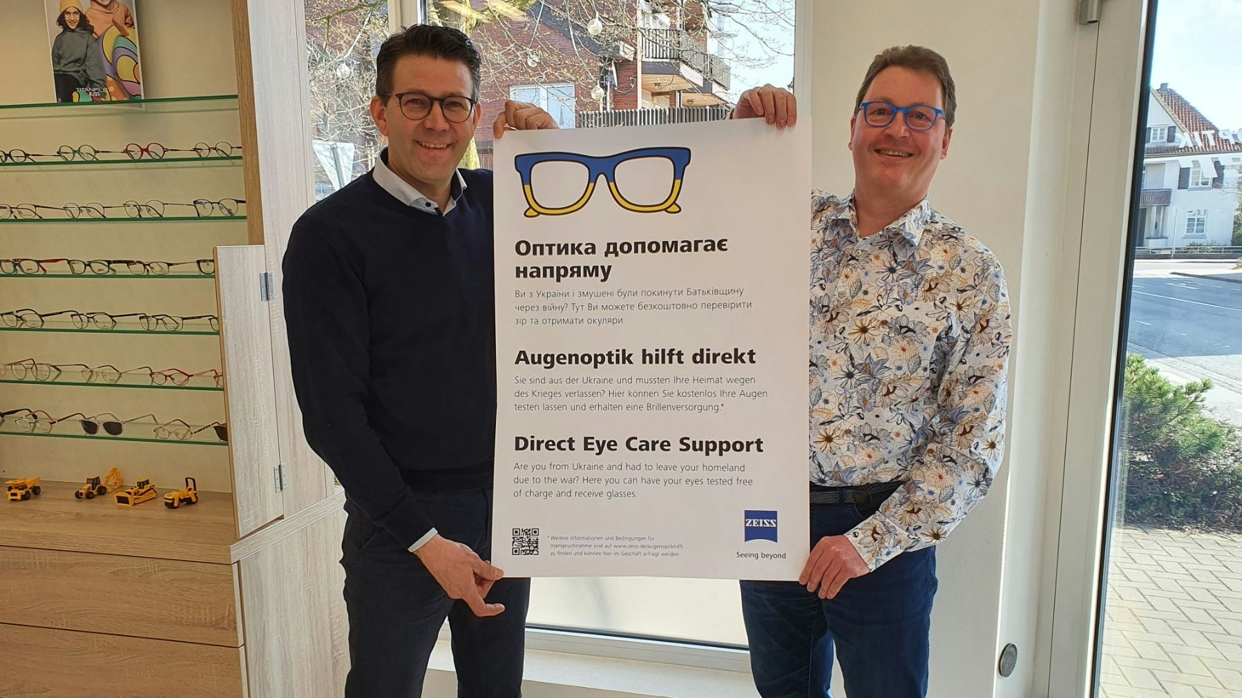 Wollen auch helfen: Die Optiker Daniel Reher (links) und Dirk Bergner bieten Ukrainern ihren Service kostenlos an.&nbsp; Foto: Kessens