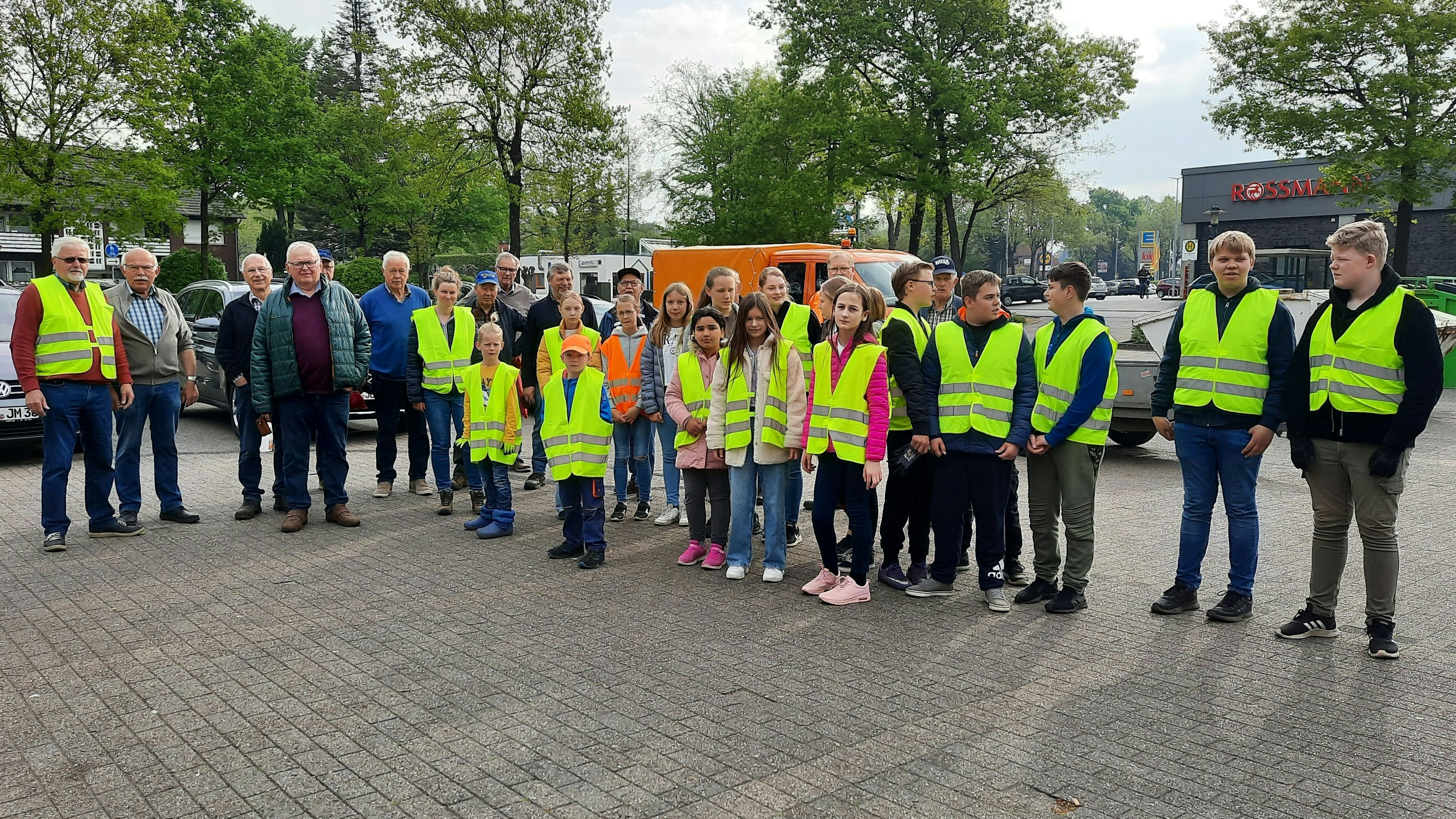 Bereit für den Einsatz: Diese Gruppe der freiwilligen Helfer startete zur Umweltaktion im Bereich der Supermärkte an der Cloppenburger Straße. Foto: Jakoby