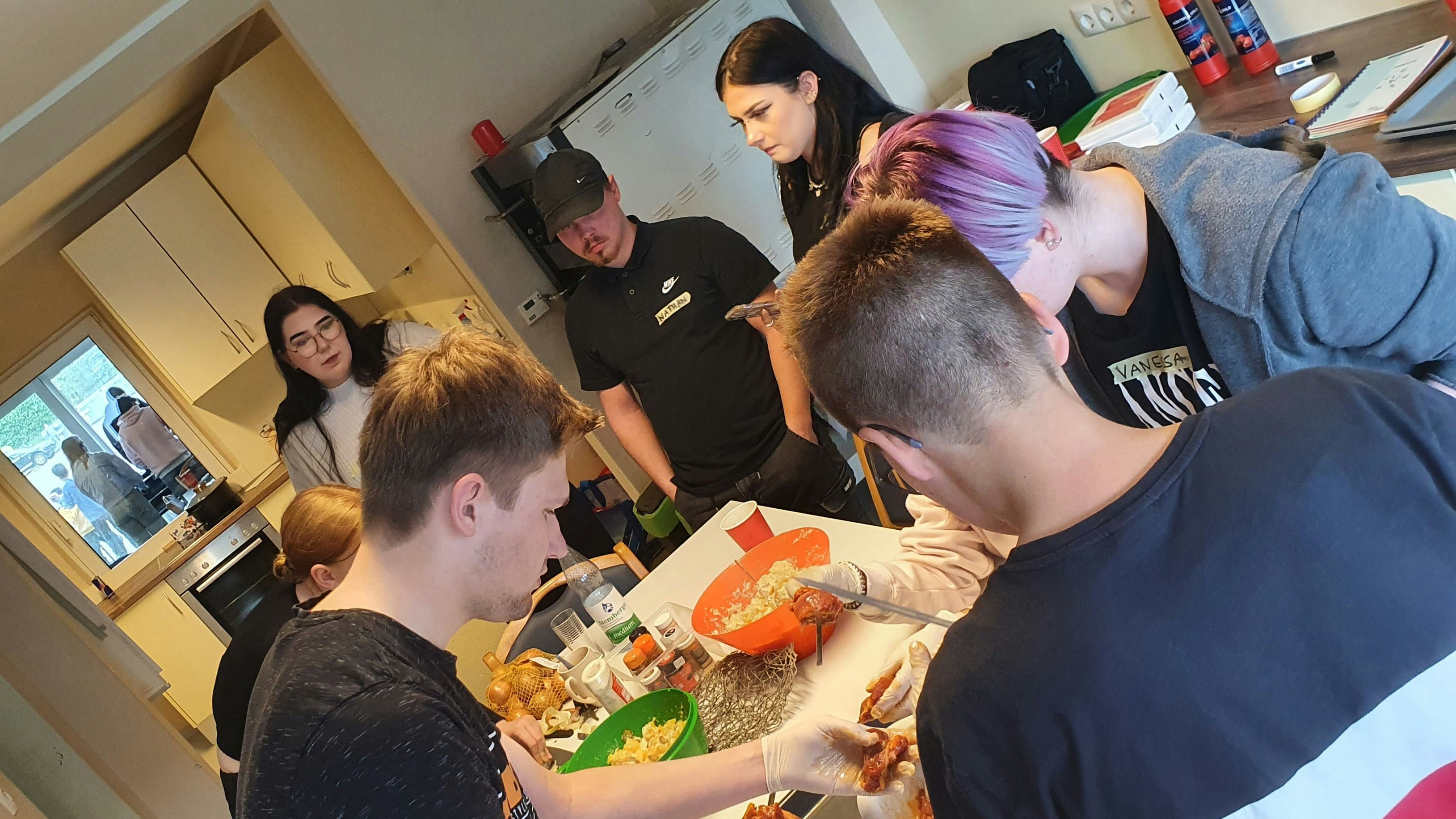 Internationale Küche: Die Jugendlichen kochten auch ukrainische Gerichte. Foto: Selena Menke