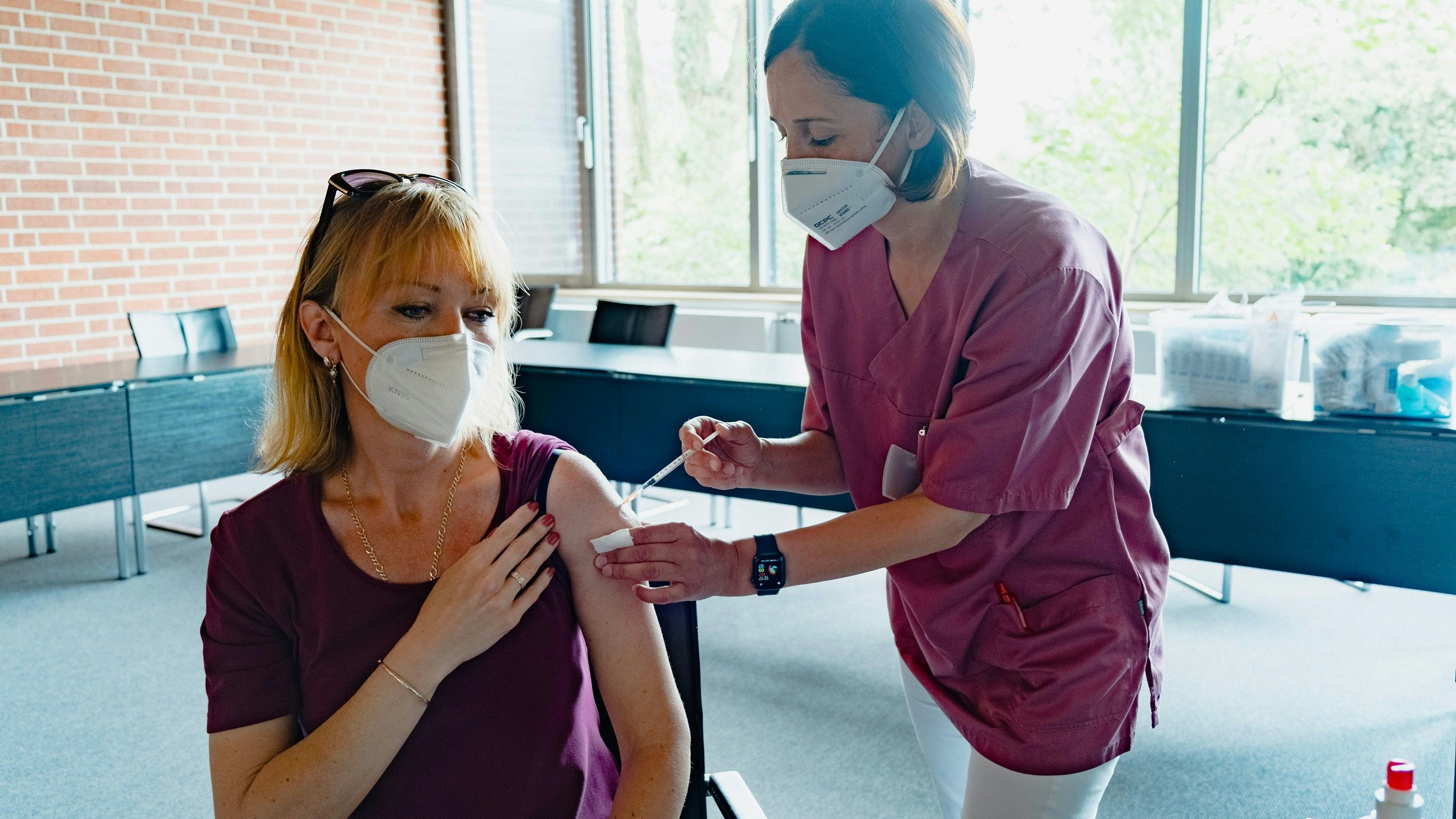 Geimpft: Feride Taskesen (rechts) vom mobilen Impfteam verabreicht Svitlana Nekrasova eine Corona-Impfung. Foto: Tombrägel
