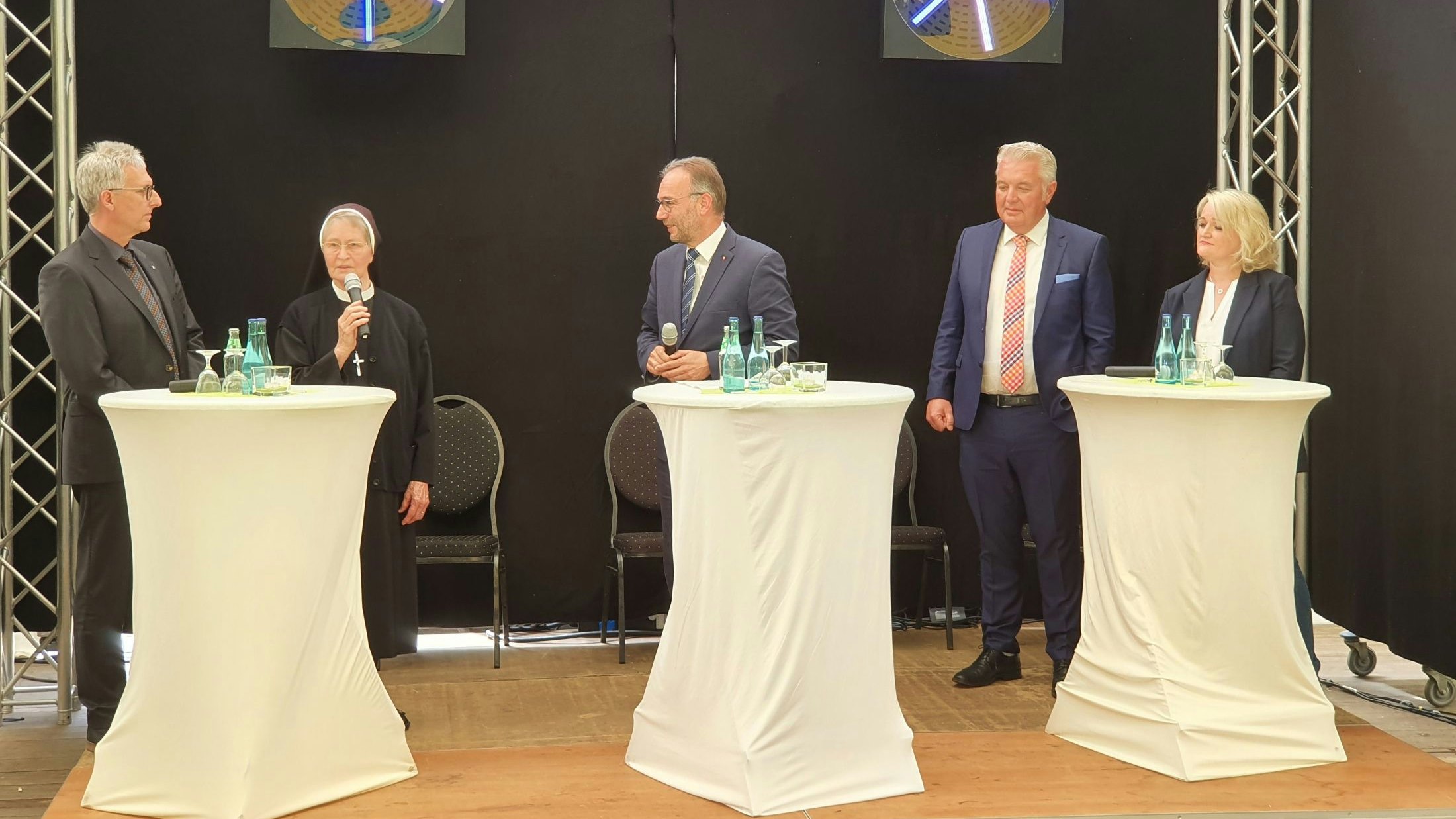 Auf dem Podium: (von links) Peter Schulze, Sr. Reginata, Dr. Martin Pohlmann, Christoph Eilers und Ramona Hüwelhans. Foto: Kessens