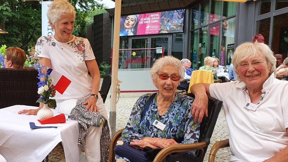Herzliches Wiedersehen in Cloppenburg: Yvonne Denis (Mitte) mit ihren deutschen Freundinnen Barbara Behnes (rechts) und Christiane Hagemann. Foto: Kessens