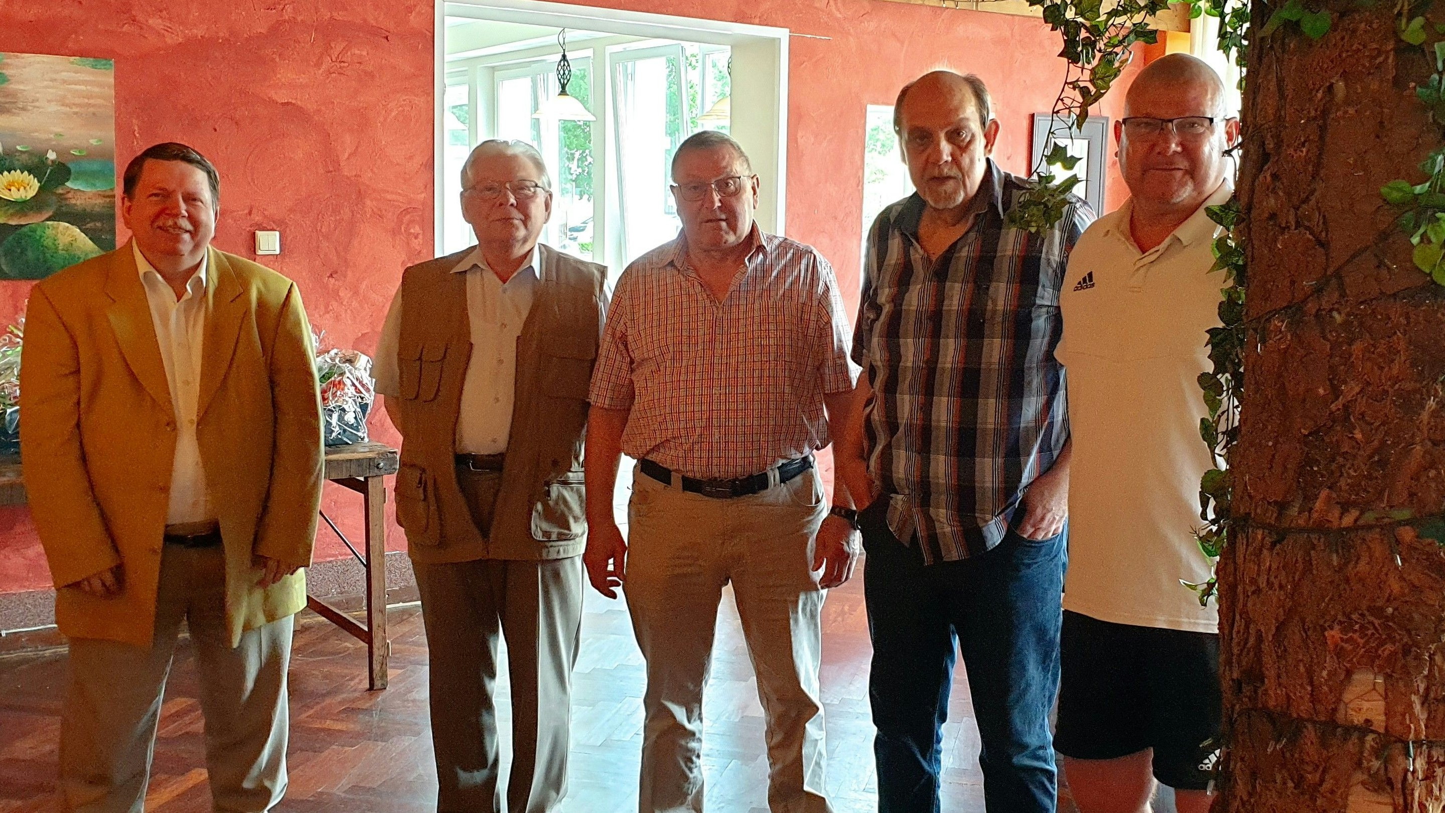 Die Wahlen zum neuen Vorstand leistete Jörg Lippert (links) vom Landesverband: Wolfgang Eickhoff (von links), Hans-Georg Preuth, Bernd Eilers und Michael Beckert. Foto: Pille