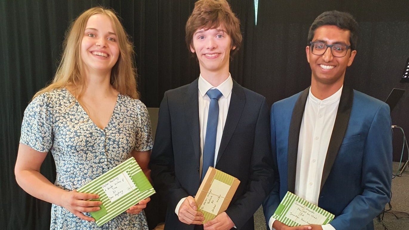 Bestes Abitur am ULF: Jana Meyborg, Michael Wulfers und Jarnithan Ravichandran (von links) wurden für ihre Leistungen ausgezeichnet. Foto: Kessens