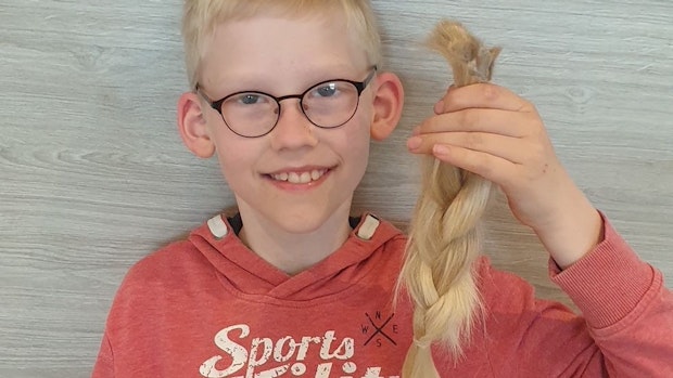 10-Jähriger spendet seine langen blonden Haare für krebskranke Kinder