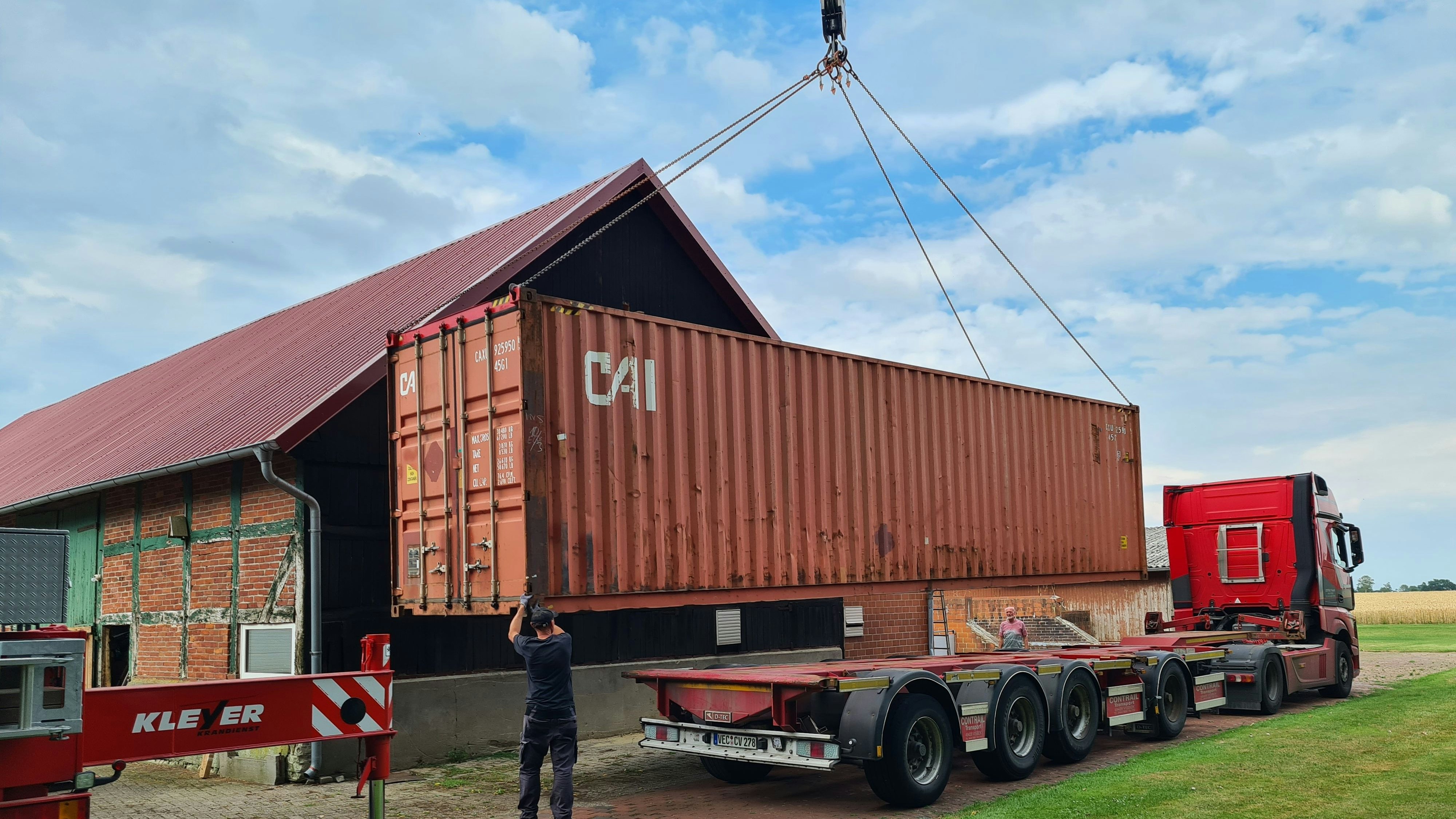 Kostbares Gut: An einen Container zu kommen, war gar nicht so einfach, berichtet Werner Böttcher – nun soll er befüllt werden. Foto: Malawi-Hilfe Visbek