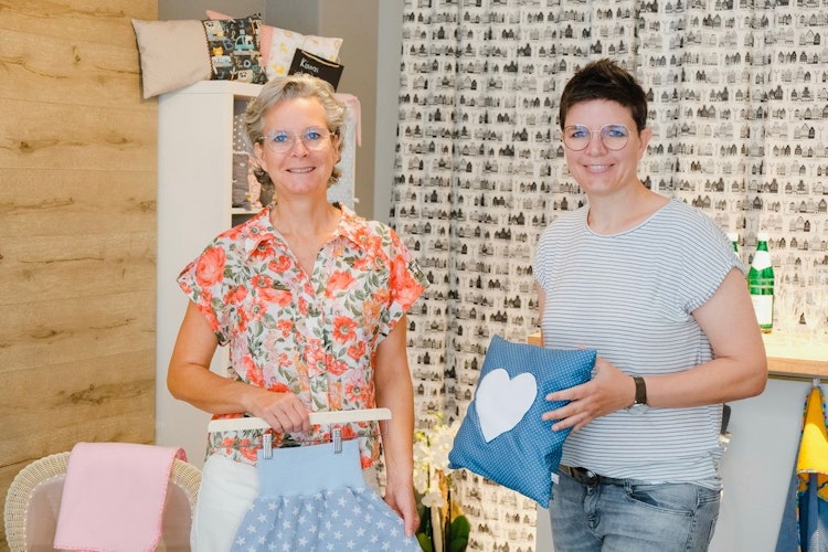 Geförderte Gründerin: Jessica Boll (links) mit Wirtschaftsförderin Anne Nußwaldt. Foto: Tombrägel