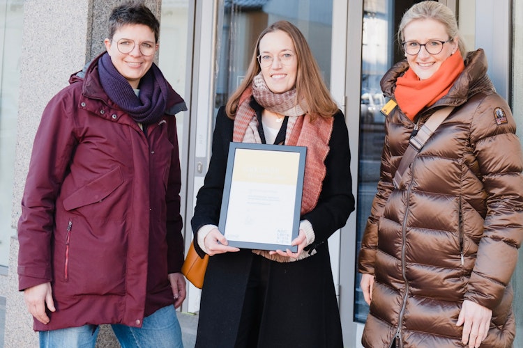 Geehrt: Ann-Kristin Fangmann-Niehues (Mitte) wurde von Wirtschaftsförderin Anne Nußwald (links) und Bürgermeisterin Dr. Henrike Voet ausgezeichnet. Foto: Stadt LohneTombrägel